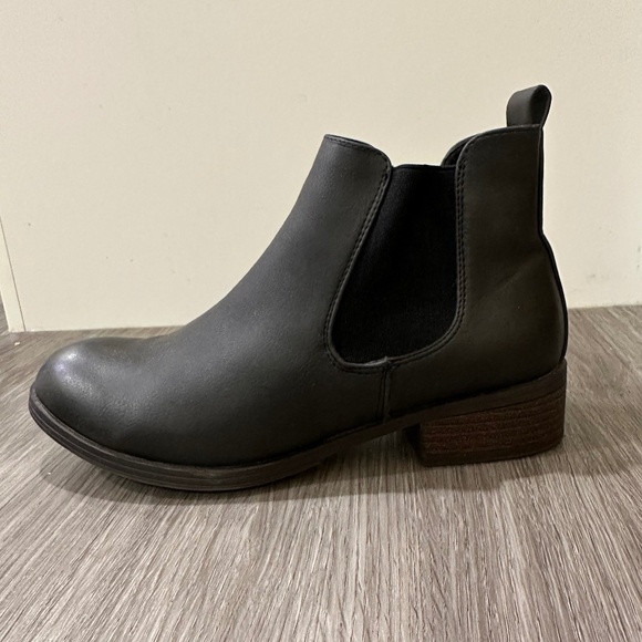 DLG Women’s Size 7 Brown Vegan Leather Chelsea Boot - Picture 5 of 8